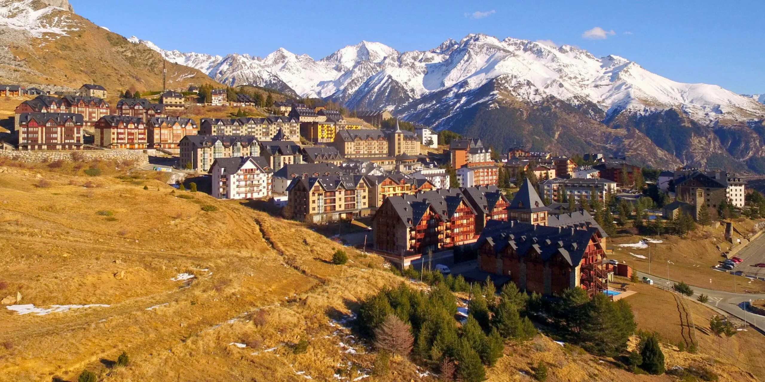 Paisaje de montaña cerca de Jaca ideal para excursiones