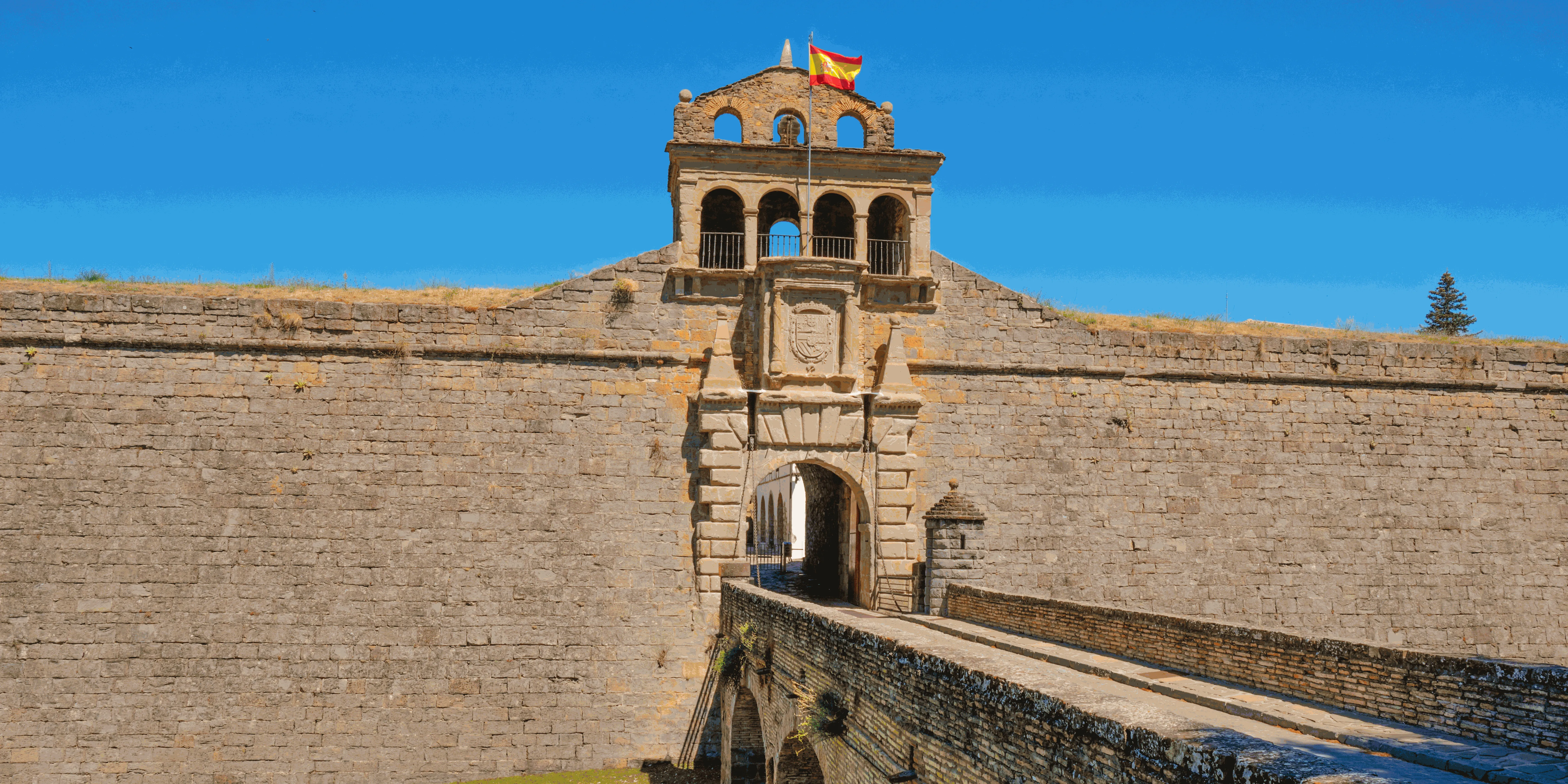 Vistas de Jaca en el Pirineo Aragonés para tu escapada