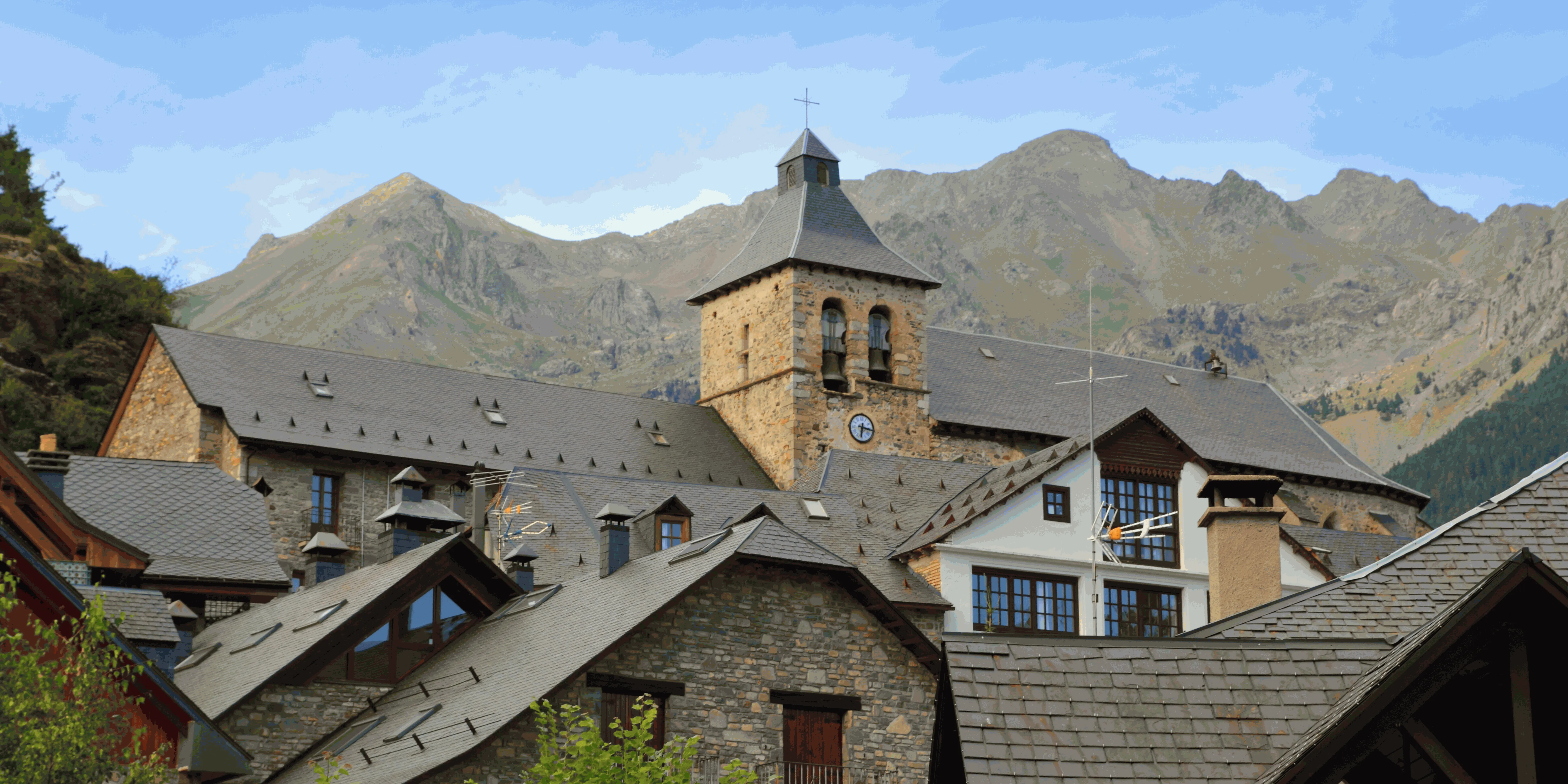 Pueblo con encanto en el Valle de Tena en verano